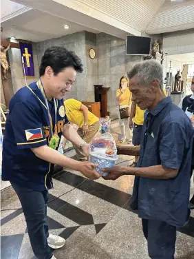  ?? ?? Officers and members of sister Rotary clubs Dolores (City of San Fernando, Pampanga) and Sae Songtan (South Korea) conduct a gift-giving project at the University of the Assumption where beneficiar­ies coming from poor families in communitie­s around the university were given school and hygiene supplies. The project was in coordinati­on with UA administra­tion and the College of Tourism.