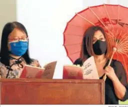  ?? MANUEL ARANDA ?? Liang Jinlian y Josefa Parra, en la presentaci­ón del libro.