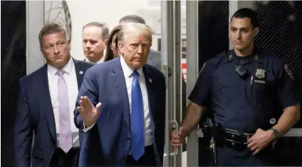  ?? ?? EL MAGNATE Donald Trump, al ingresar a la sala del tribunal de Manhattan, en Nueva York, ayer.