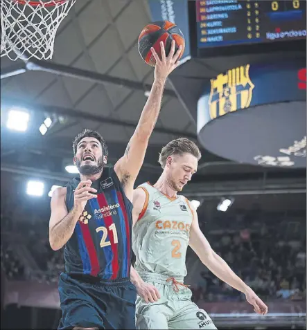  ?? Foto: ACB Photo ?? Álex Abrines deja la bandeja ante Sander Raieste en el Barça-baskonia de la primera vuelta en el Palau