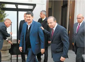  ?? JORGE CARBALLO ?? Javier Corral y Alfonso Navarrete Prida después de la reunión.