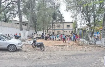  ??  ?? Un grupo de vecinos pidió la expropiaci­ón de un sector de la escuela Ava Mba’e. El sitio se proyecta para levantar una instalació­n para la primera infancia. Algunos quieren un local social.