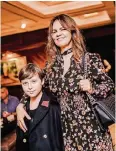  ??  ?? Bettina Setareh (Gallery Setareh) kam mit ihrem modebewuss­ten Sohn Avidan (10).