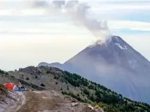  ??  ?? Campamento en la cumbre del Nevado de Colima.
