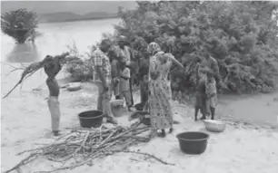  ??  ?? A cross section of locals transactin­g business at the Lokoja River Port