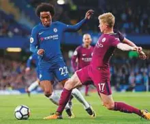  ?? AFP ?? Chelsea’s Brazilian midfielder Willian (left) vies with Manchester City’s Belgian midfielder Kevin De Bruyne.