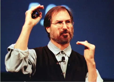  ?? (Reuters) ?? STEVE JOBS speaks during a presentati­on in 1997. His daughter claims that when he suffered profession­al setbacks, ‘he remembered us.’