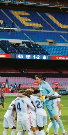  ?? Foto: Witters ?? Erleichter­ung und Freude brachen sich bei Real Madrid nach dem Sieg gegen den FC Barcelona Bahn.