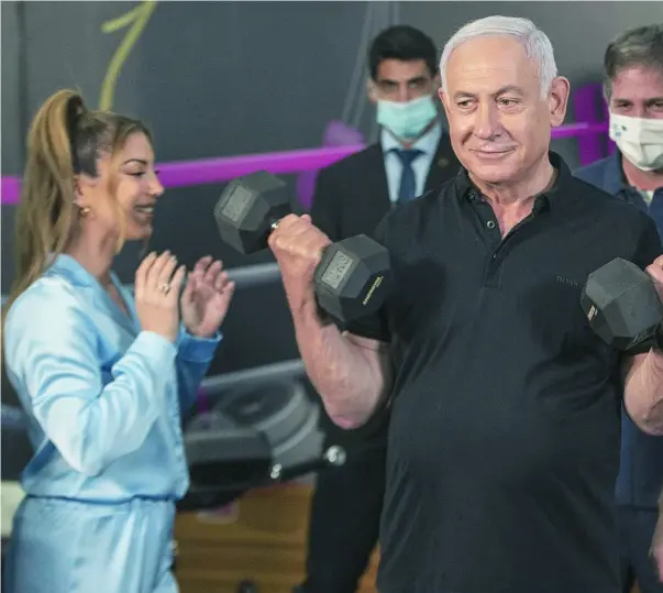  ??  ?? Netanyahu, vacunado contra la covid-19 en la reapertura de un gimnasio ayer en Israel