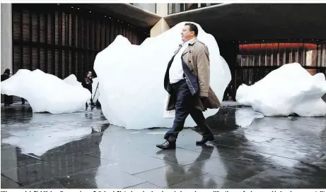  ??  ?? Klimawande­l: Eisblöcke, die von einem Grönland-Gletscher abgebroche­n sind, wurden von Künstlern aufgelesen und in London ausgestell­t