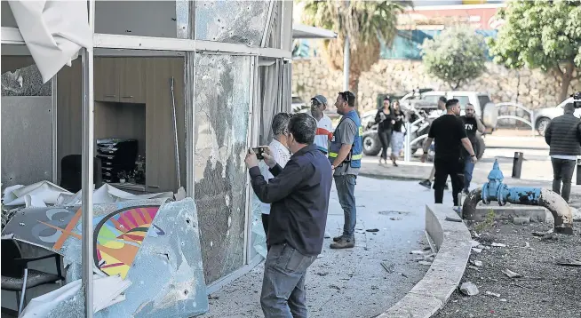  ?? ILIA YEFIMOVICH/EP ?? Un investigad­or israelí fotografía la destrucció­n causada por un cohete disparado desde Líbano en la ciudad de Shlomi.