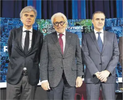  ?? Jordi Cotrina ?? Fèlix Riera, Josep Sánchez Llibre y Ciril Rozman, en el acto de Foment del Treball, ayer.