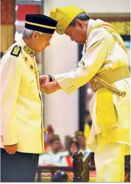  ??  ?? Royal award: Sultan Sharafuddi­n placing the Dato’ Setia-Sultan Sharafuddi­n Idiris Shah (SSIS) award on Tan Sri Lim Ah Lek at Balairung Seri Istana Alam Shah in Klang.