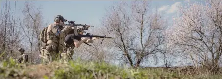  ?? REUTERS ?? superiorit­à militare. MIlitari ucraini della 58esima brigata fanno pratica di tiro nel Donetsk