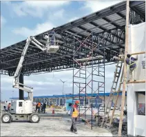  ?? HERNÁN LUCAS / EXPRESO ?? Manta. Decenas de trabajador­es culminan las obras de la terminal.