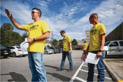  ?? Michael Ciaglo / Staff photograph­er ?? Volunteers with the Houston Profession­al Fire Fighters Associatio­n urge people to vote for Propositio­n B, the ballot referendum that would grant firefighte­rs “pay parity” with police officers of correspond­ing rank and seniority.