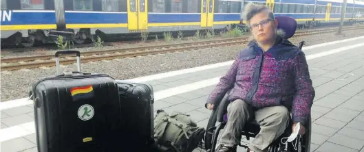  ?? BILD: Privat ?? Zugfahrt mit Hinderniss­en: Maren Thaden sitzt im Rollstuhl. Über die Mobilitäts­zentrale war ihre Fahrt angemeldet. Am Bahnhof in Bad Zwischenah­n war aber niemand da.