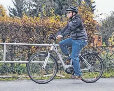  ?? FOTO: ARNE BISCHOFF/DPA ?? Mann auf Damenfahrr­ad? Quatsch. Mann auf Elektrofah­rrad mit tiefem Einstieg.