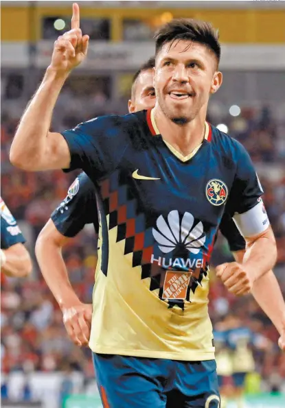  ??  ?? Oribe Peralta festeja uno de sus goles con América