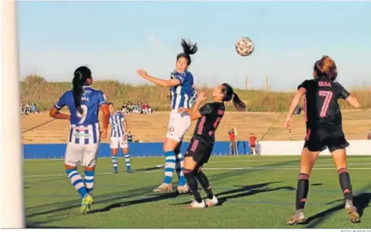  ?? FOTOS: M.HIDALGO ?? Una jugadora del Sporting cabecea un balón durante el encuentro.