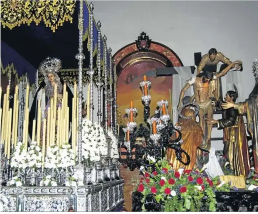  ??  ?? La virgen de la Resignació­n junto al paso del Sagrado Descendimi­ento en la parroquia de San Pedro.