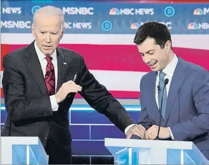  ?? MIKE BLAKE / REUTERS ?? Joe Biden (izquierda) y Pete Buttigieg en el debate del pasado febrero en Las Vegas