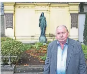  ?? FOTO: JANA BAUCH ?? Am Grabmal der Familie Froriep auf dem Friedhof an der Nordstraße erwachte Hans-Jürgen Johnens Interesse an der Geschichte seiner Heimat.