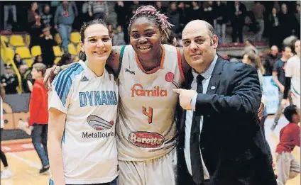  ?? FOTO: FIBA ?? Mondelo con Sonja Petrovic (Kursk) e Isabelle Yacoubou (Schio) tras el partido que le dio la clasificac­ión para la Final Four de Euroliga