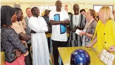  ?? Foto: Bayerische Staatskanz­lei ?? Europamini­sterin Beate Merk (rechts) und Bischof André Gueye (Vierter von links) diskutiere­n mit Europamini­sterin Beate Merk über berufliche Chancen von jungen Menschen im Senegal.