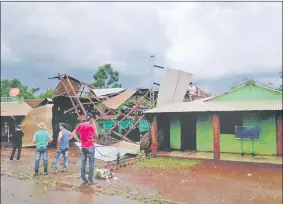  ??  ?? Una cien viviendas quedaron sin techo y en parte derrumbada­s tras el intenso temporal de la tarde de ayer en San Rafael.