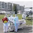  ?? FOTO: AFP ?? Verlegung eines Patienten aus Mülhausen im Elsass.