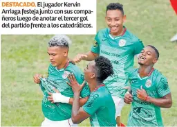  ??  ?? DESTACADO. El jugador Kervin Arriaga festeja junto con sus compañeros luego de anotar el tercer gol del partido frente a los catedrátic­os.