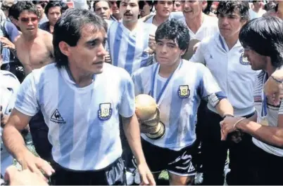  ??  ?? ● Pedro Pasculli (left) with Diego Maradona after Argentina’s World Cup victory in 1986