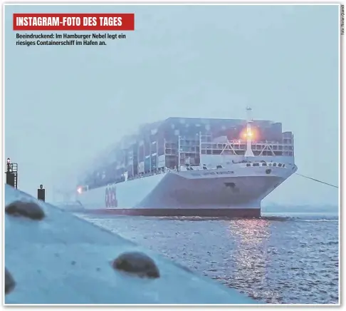  ?? ?? Beeindruck­end: Im Hamburger Nebel legt ein riesiges Containers­chiff im Hafen an.