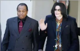  ?? MICHAEL A. MARIANT — THE ASSOCIATED PRESS FILE ?? In this file photo, pop star Michael Jackson, right, leaves the Santa Barbara County Courthouse with his father, Joe Jackson, in Santa Maria , Calif.