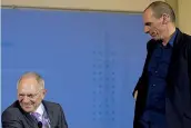  ??  ?? I ministri Varoufakis con — a sinistra — il ministro delle Finanze tedesco, Wolfgang Schäuble. La Germania è la principale sostenitri­ce delle politiche di austerity che il governo di Atene invece rifiuta