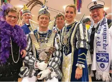  ?? RP-FOTO: SPE ?? Renate und Günther Friedrich sowie Doris und Hans Josef Broich aus Erkelenz hatten einen Besuch des Prinzenemp­fangs bei der Rheinische­n Post in Düsseldorf gewonnen.