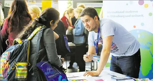  ?? BILDER: CHRISTIN HUFER ?? Horizont erweitern: Simon Wehber (Internatio­nal Student Office) rät zum Auslandsse­mester. Fremde Kulturen kennenzule­rnen – das seien unvergessl­iche Erfahrunge­n.