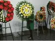  ?? Foto: dpa ?? Kränze für die Bestattung von portugie‰ sischen Corona‰Opfern.