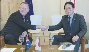  ??  ?? Dubbo Mayor Ben Shields and Minokamo Mayor Seiichi Ito at the signing of the declaratio­n on Saturday which has renewed the relationsh­ip between the two sister cities. PHOTO: DUBBO PHOTO NEWS/GEOFF MANN