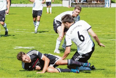  ?? Foto: Lindemann ?? Christoph Theis (schwarzes Trikot) und der TSV Kammlach ärgern sich über eine unglücklic­he 0:1 Niederlage gegen Lamerdinge­n. Dirlewang und Mindelheim haben dagegen etwas zu feiern.