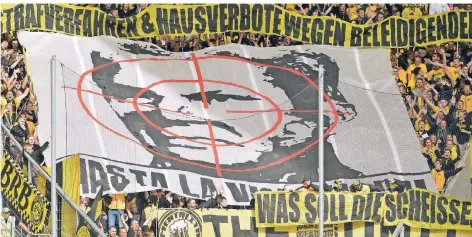  ?? FOTO: DPA ?? Darum ging es vor dem Sportgeric­ht: Das Plakat und die Spruchbänd­er zeigten Dortmunder Fans in Hoffenheim.