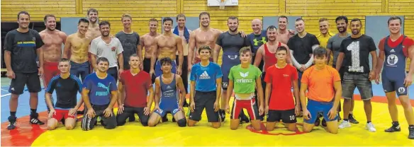  ?? FOTO: ASV NENDINGEN ?? Athleten aller Ringervere­ine aus dem Kreis Tuttlingen absolviert­en in der Nendinger Donauhalle ein gemeinsame­s Trainingsl­ager.