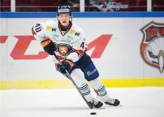  ?? Bild: BJÖRN LINDGREN/TT ?? BÄST PÅ POÄNG. Växjös 19-årige poängkung Elias Pettersson vann grundserie­ns poängliga och gjorde mål i första finalmatch­en mot Skellefteå.