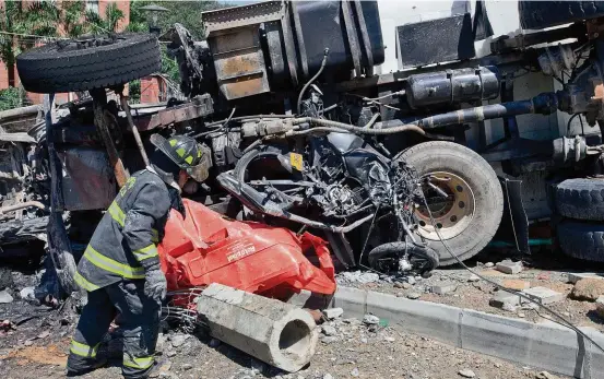  ?? FOTO ?? Testigos del hecho, así como los vecinos del sector, conductore­s de vehículos impactados y voceros de los organismos de socorro expresaban que fue casi un milagro que no se presentara­n más víctimas, dada la dimensión del accidente.