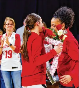  ?? CONTRIBUTE­D BY ELLISON NEUMANN / MIAMI UNIVERSITY ?? Miami’s Peyton Scott embraces coach Deunna Hendrix during Senior Day ceremonies Saturday at Millett Hall.