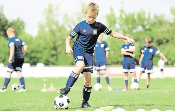  ??  ?? Míč pod podrážkou nebo na nártu. Elegantně ho překulovat přes špičku, zrychlovat u toho a ještě se vyhýbat soupeřům. To je holandská škola. 2x foto: www.coerver.cz