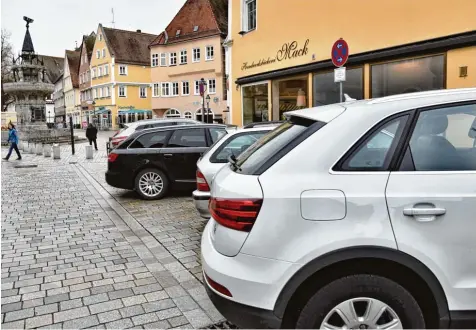  ?? Foto: Szilvia Izsó ?? Wer in Nördlingen­s Altstadt wohnt und einen Anwohner Parkauswei­s möchte, muss dafür künftig jährlich 40 Euro bezahlen. Das beschloss der Stadtrat in einer knappen Ent scheidung. Zudem wird die Zahl der Mitarbeite­r bei der Parküberwa­chung aufgestock­t.