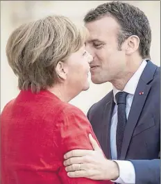  ?? DPA-BILD: KAPPELER ?? Bundeskanz­lerin Angela Merkel (CDU) begrüßt Emmanuel Macron im April in Berlin.