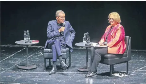  ?? FOTO: HANS-JÜRGEN BAUER ?? Michel Friedman im Gespräch mit Sabine Leutheusse­r-Schnarrenb­erger, der Antisemiti­smusbeauft­ragten des Landes NRW.